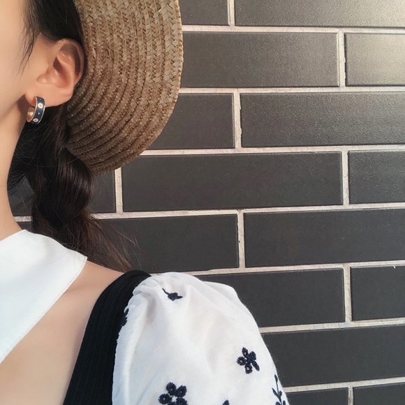 💙Enamel Daisy Earrings Small Hoops - Picture 7 of 7